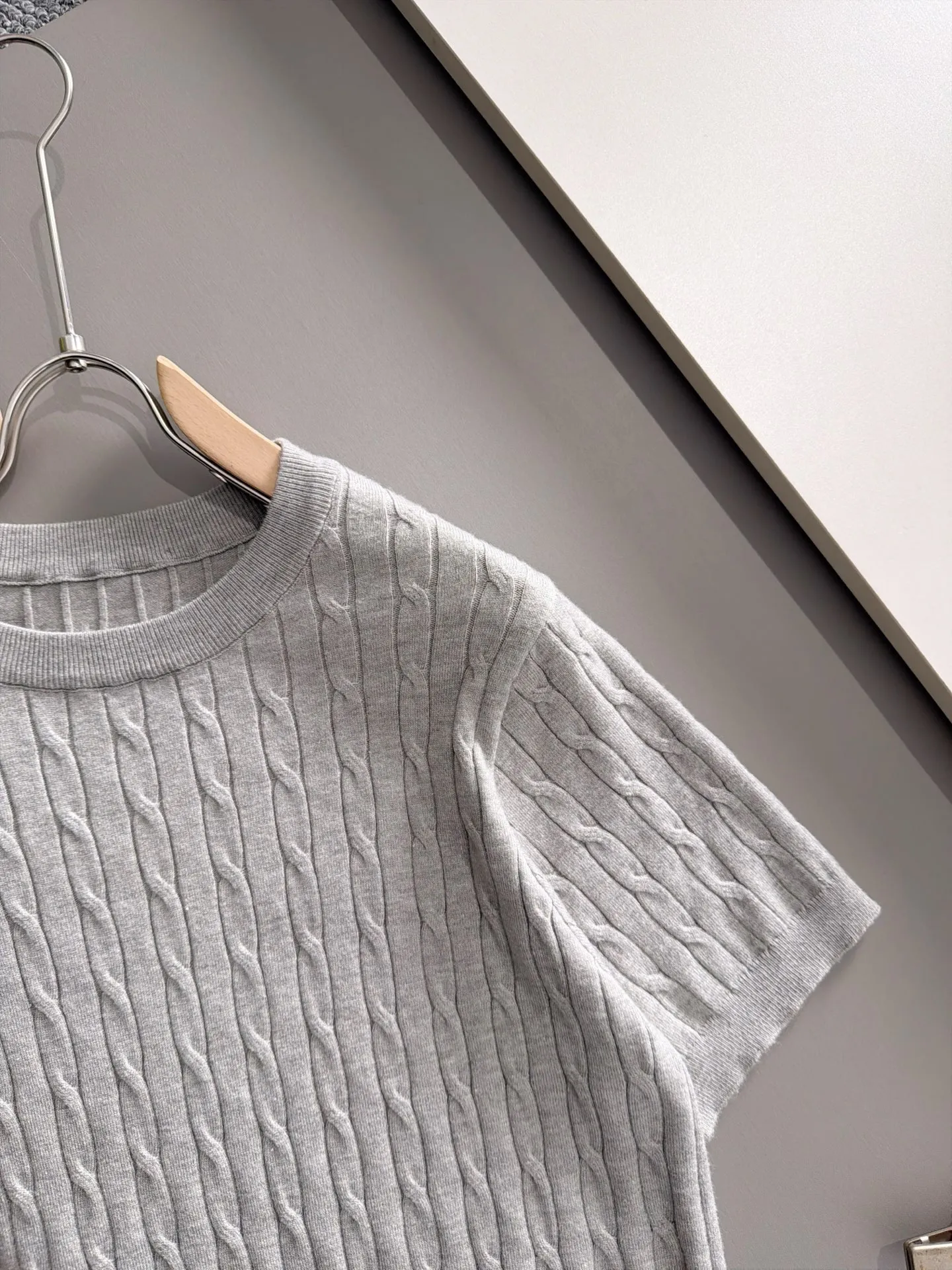 LP high quality 26ss New Arrival men's knitted short-sleeved T-shirt is made of combed cotton yarn knitted cotton fabric, no pressure when entering and exiting the counter. Exclusive control of raw materials. It feels substantial when weighed, and the upper body is more textured than ordinary T-shirts. This texture can cope with the weather easily and is suitable for both hot and cold! Designed for a loose fit. Size: M to 3XL